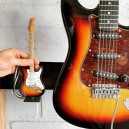 Miniatura Mini Music Guitarra Stratocaster Sunburst - Escala 1:4 - 25cm