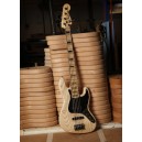 Baixo AMERICAN DELUXE JAZZ BASS MN ASH V Modelo : 019-4692-721 